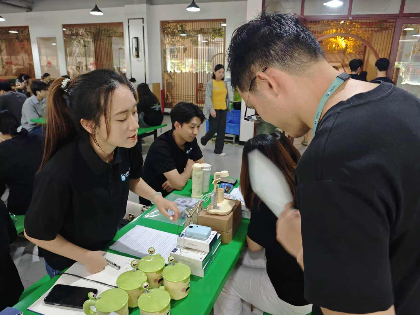 团队在办公室协作